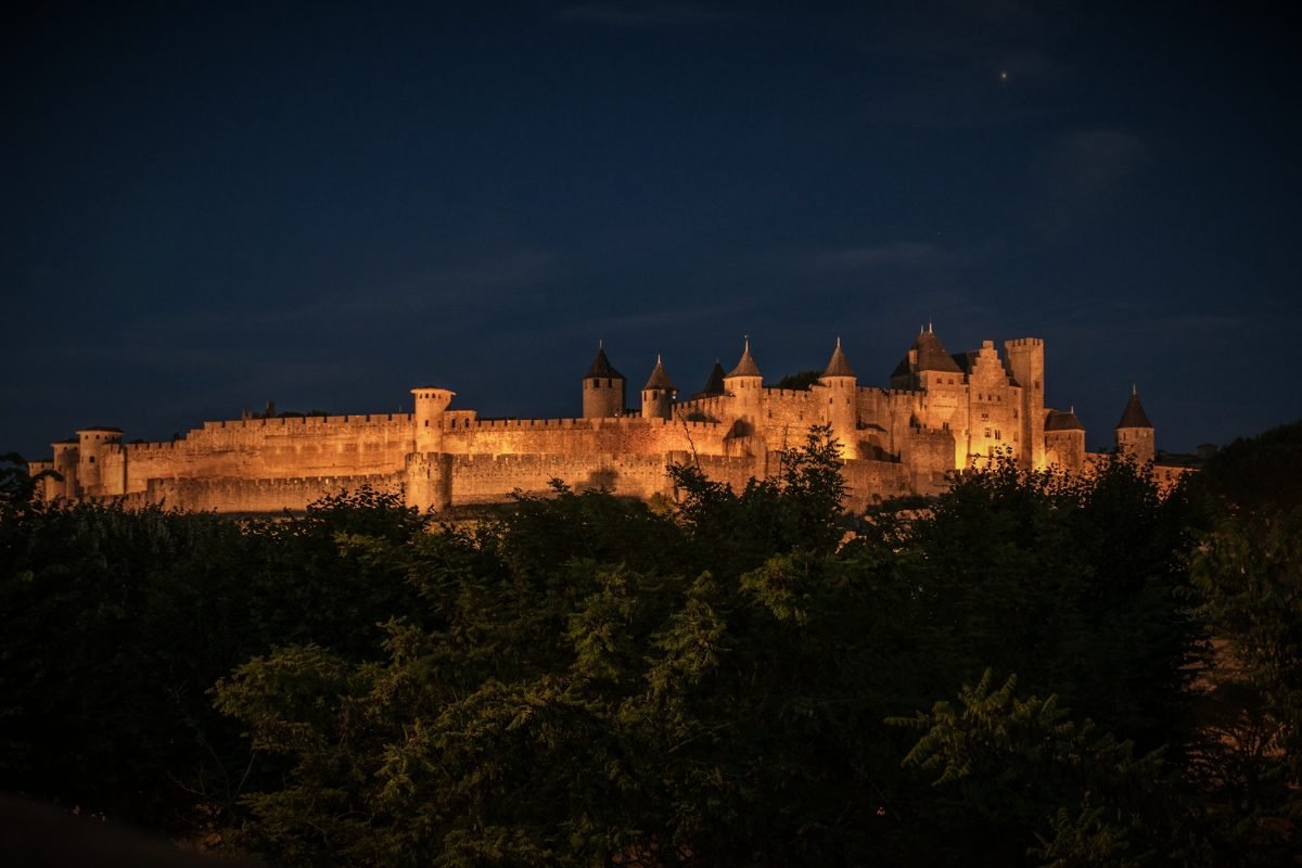 La Cité de Carcassonne à la nuit tombée
